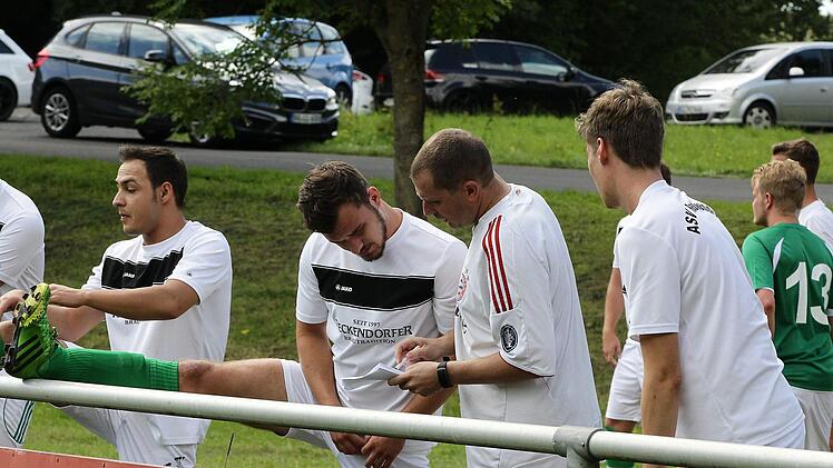 Vor dem Spiel gab SG-Trainer Michael Gerber noch taktische Hinweise an (von links) Bernd Höppner, Johannes Lurz und Tobias Weinkauf.