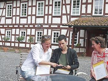 Abschlussbesprechung: Eva-Maria Puff, Dominik Reinhardt und Christiane Ulmann-Puff schauen nach, was die Klassifizierung der "Hirschmühle" erbracht hat. Foto: Berthold Köhler