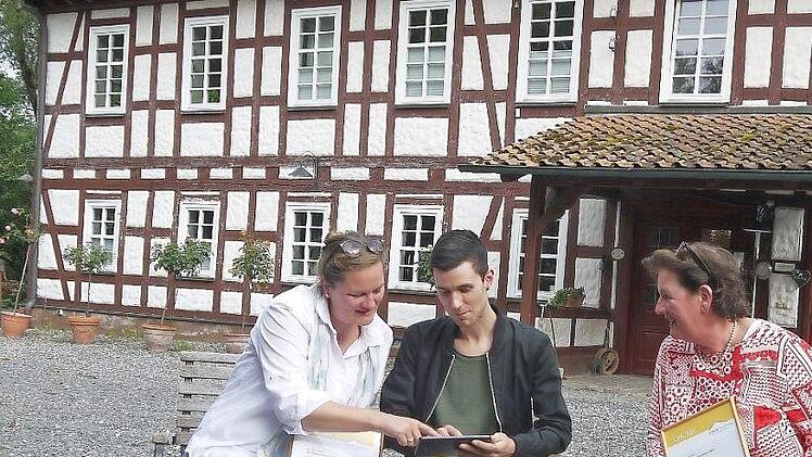 Abschlussbesprechung: Eva-Maria Puff, Dominik Reinhardt und Christiane Ulmann-Puff schauen nach, was die Klassifizierung der "Hirschmühle" erbracht hat. Foto: Berthold Köhler