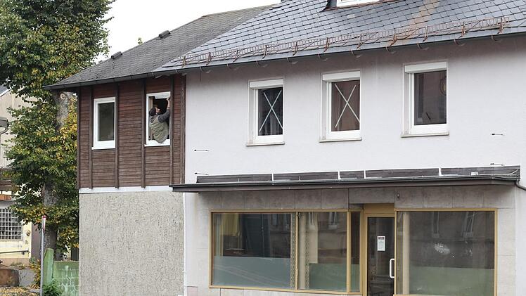 In der langgezogenen Kurve hinter dem Rathaus wird aus der ehemaligen Bäckerei für den Film eine Apotheke. Foto: Marian Hamacher