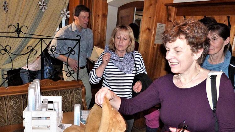 Die Gewebe der Fruchtk&ouml;rper von Zunderschw&auml;mmen werden in Seibelsdorf zu Pilzleder-Textilien wie H&uuml;ten veredelt. Foto: Werner Rei&szlig;aus