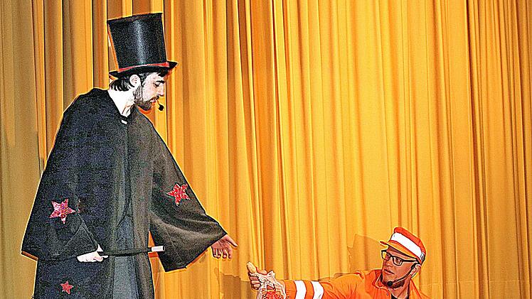 Der Magier (Dennis Maier, links) und der Müllmann (Sebastian Weiß, rechts) waren die Hauptpersonen in dem Theaterstück, das Schülerinnen der Theatergruppe der Fachakademie für Sozialpädagogik aufführten. Dieter Britz