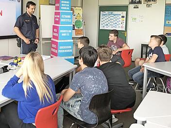 Der Vortrag von Polizeihauptmeister Thomas B&auml;uerlein beeindruckte die Eberner Mittelsch&uuml;ler sehr. Foto: privat