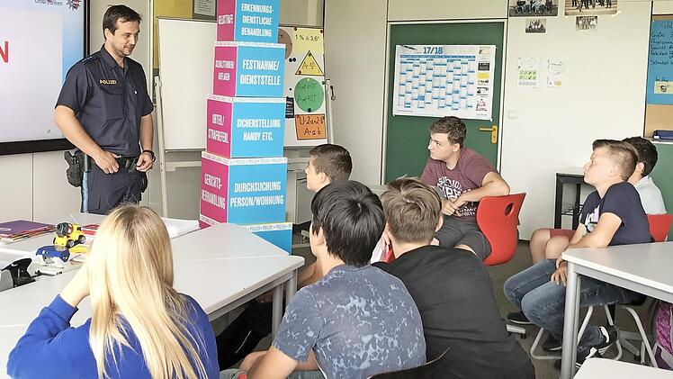 Der Vortrag von Polizeihauptmeister Thomas B&auml;uerlein beeindruckte die Eberner Mittelsch&uuml;ler sehr. Foto: privat