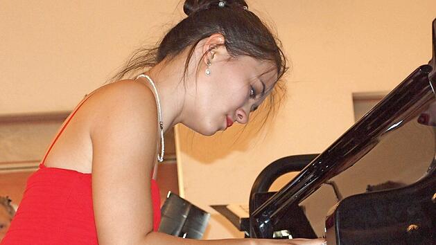 Die junge Pianistin Nina Scheidmantel stellte ihr virtuoses Können unter Beweis.  Foto: Alfred Thieret