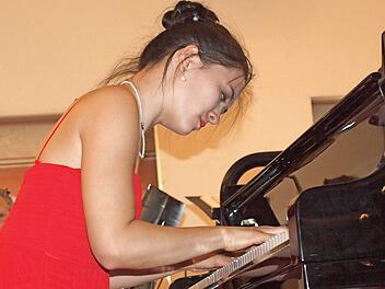 Die junge Pianistin Nina Scheidmantel stellte ihr virtuoses Können unter Beweis.  Foto: Alfred Thieret