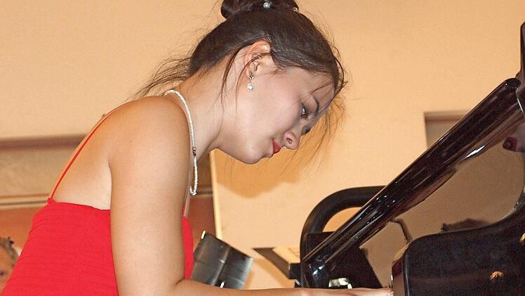 Die junge Pianistin Nina Scheidmantel stellte ihr virtuoses Können unter Beweis.  Foto: Alfred Thieret