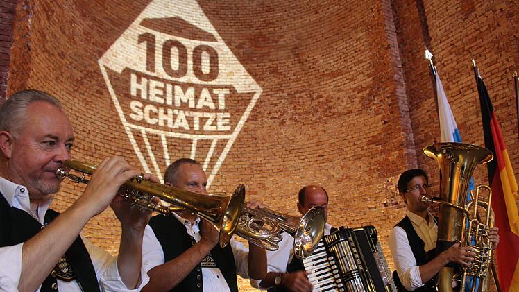 Die Würmtaler Musikanten stellten zumindest einen Teil der bayerischen Kultur dar: Blasmusik und Lederhose.  Foto: Yannick Hupfer