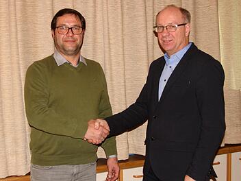 Bürgermeister Martin Horn (links) vereidigte Gerald Makowski und hieß ihn im Ebelsbacher Gremium als neuen Gemeinderat willkommen.Günther Geiling
