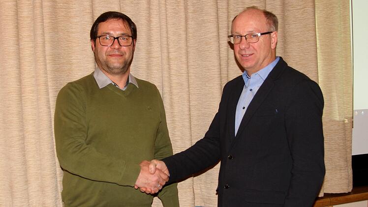Bürgermeister Martin Horn (links) vereidigte Gerald Makowski und hieß ihn im Ebelsbacher Gremium als neuen Gemeinderat willkommen.Günther Geiling