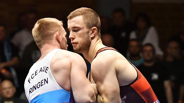 Beim Stand von 12:11 f&uuml;r den ACL ruhten die Hoffnungen im Hinkampf auf Achim Thumshirn (rechts), der sich aber dem Ungarn Krisztian J&auml;ger mit 0:3 geschlagen geben musste.  Foto: Gunther Czepera