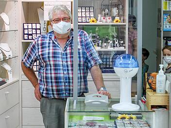 Einzelhändler Gerd Porzky in seinem LadengeschäftFoto:Hans Kurz