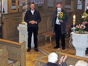 Pfarrer Andreas Krauter (von links) dankt Kirchenmusikdirektor Marius Popp und dem Schriftsteller Ingo Cesaro für den besonderen Abend.  Foto: Heike Schülein