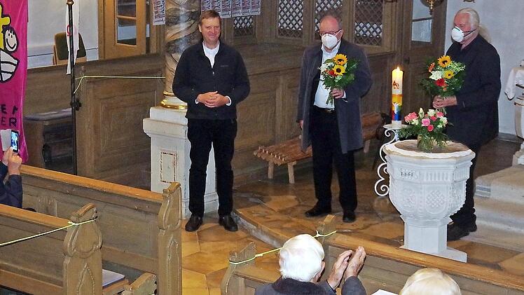 Pfarrer Andreas Krauter (von links) dankt Kirchenmusikdirektor Marius Popp und dem Schriftsteller Ingo Cesaro für den besonderen Abend.  Foto: Heike Schülein