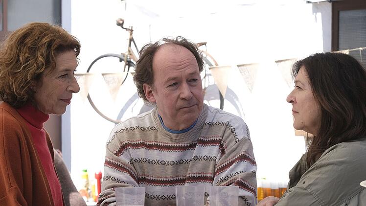 Wie in alten Zeiten und doch ganz anders: Josefa (Adele Neuhauser, links) mit ihrem besten Freund Norbert Blume (Ulrich Noethen) und Exfrau Petra (Eva Mattes). Die drei haben vieles aufzuarbeiten und befinden sich auf einem guten Weg.