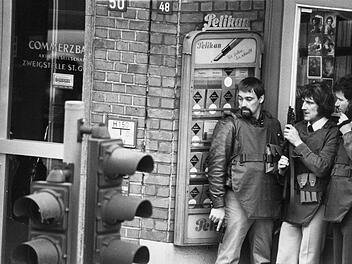 Am 18. April 1974 kommt es in der Commerzbank am Hamburger Steindamm zu einem Bank&uuml;berfall mit anschlie&szlig;ender Geiselnahme. Im Eingangsbereich des neben der Bank gelegenen Buch- und Schreibwarengesch&auml;ftes warten drei Angeh&ouml;rige des Mobilen Einsatzkommandos (MEK) mit Schutzwesten, Funkger&auml;t, Pistole und Maschinenpistole auf ihren Einsatz.