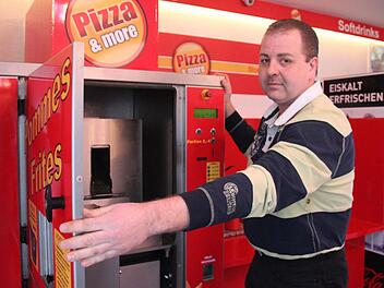 Harald Beetz in dem neu eingerichteten Automatenimbiss, der für Streit mit einigen Anwohnern und der Frauenliste sorgt. Im Hintergrund ist auf einem Bildschirm zu sehen, dass der Laden videoüberwacht wird. Foto: Corinna Igler