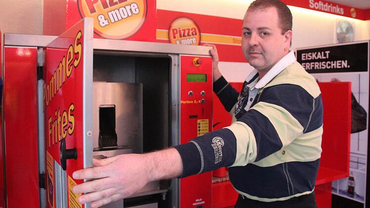 Harald Beetz in dem neu eingerichteten Automatenimbiss, der für Streit mit einigen Anwohnern und der Frauenliste sorgt. Im Hintergrund ist auf einem Bildschirm zu sehen, dass der Laden videoüberwacht wird. Foto: Corinna Igler