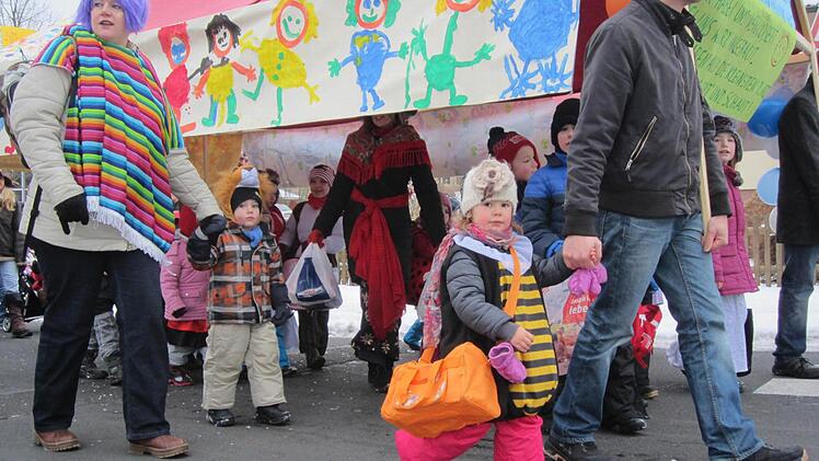 Statt eines Wagens hat der Elternbeirat des Wildfleckener Kindergartens ein Tragedach gebastelt, das die Einrichtung symbolisierte.