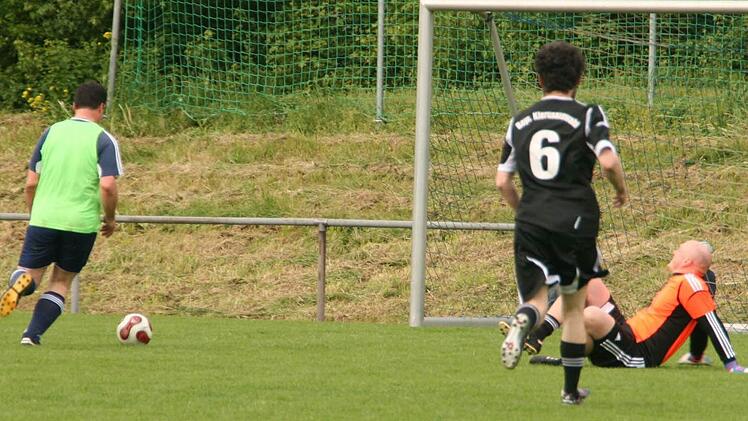 Andreas Albert scheißt eines seiner drei Tore: Die Abwehr hat er ausgespielt