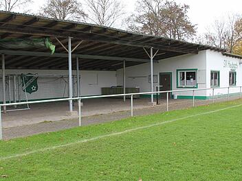 So präsentiert sich Vereinsgebäude aktuell: die Unterstellhalle (links) soll bestehen bleiben, rechts daran das zweigeschossige Sportheim angebaut werden. Foto: Ralf Kestel