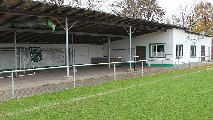 So präsentiert sich Vereinsgebäude aktuell: die Unterstellhalle (links) soll bestehen bleiben, rechts daran das zweigeschossige Sportheim angebaut werden. Foto: Ralf Kestel