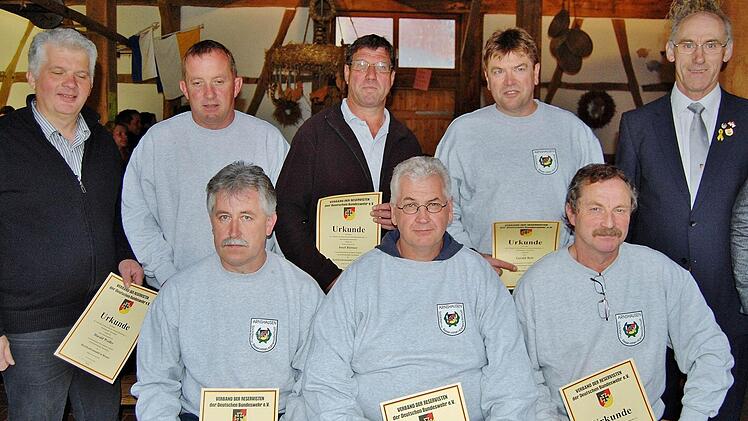 Die Bezirksverdienstnadel in Bronze erhielten (hintere Reihe von links) Harald Wedler, Martin Metz, Josef Büttner und Gerald Betz aus der Hand von Otto Jahrsdörfer (rechts), stellvertretender Bezirksvorsitzender der Reservisten; mit der Nadel in Silber ausgezeichnet wurden Robert Schmitt, Michael Gehring und Georg Wedler, stellvertretender Vorsitzender der Reservistenkameradschaft Arnshausen. Foto: Dobschütz