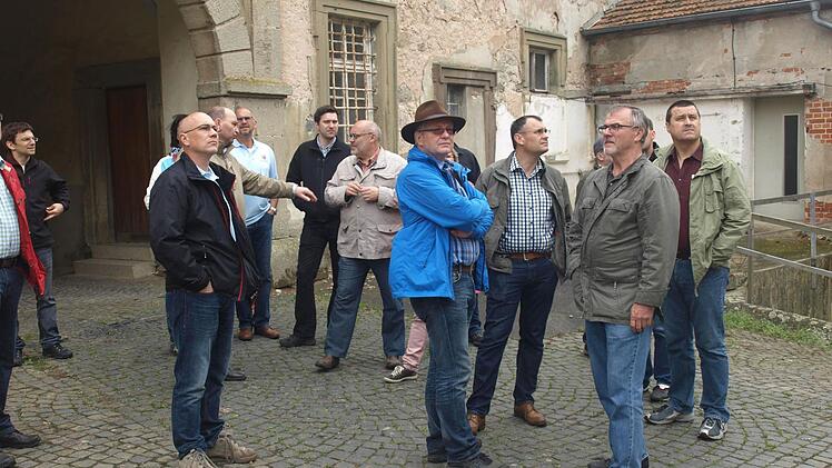 Der Oerlenbacher Gemeinderat am Schloss Ebenhausen Foto: Stefan Geiger