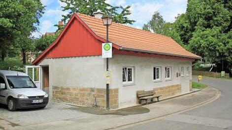 Der letzte Schliff wird derzeit am Gemeinschaftshaus in Neudorf angebracht, vor dem sich eine Bushaltestelle befindet.