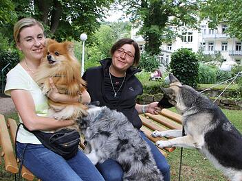 Hundepsychologin Manuela Lieflaender (links) und Tierärztin Christina Schulte-Lohgerber haben sich gemeinsam mit ihren Hunden Samy, Hailey und Fee in Bad Kissingen umgesehen. Foto: Ralf Ruppert