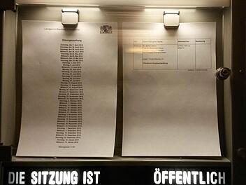 Der Terminaushang zum Chefarzt-Prozess vom Dienstag ist schon wieder überholt, weil der 12. August als Verhandlungstag ausfällt. Foto: jb