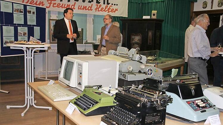 Die Schreibmaschine im Vordergrund, eine Fortuna aus Suhl, ist wie die Bank selbst genau 90 Jahre alt. Fotos: Ralf Kestel