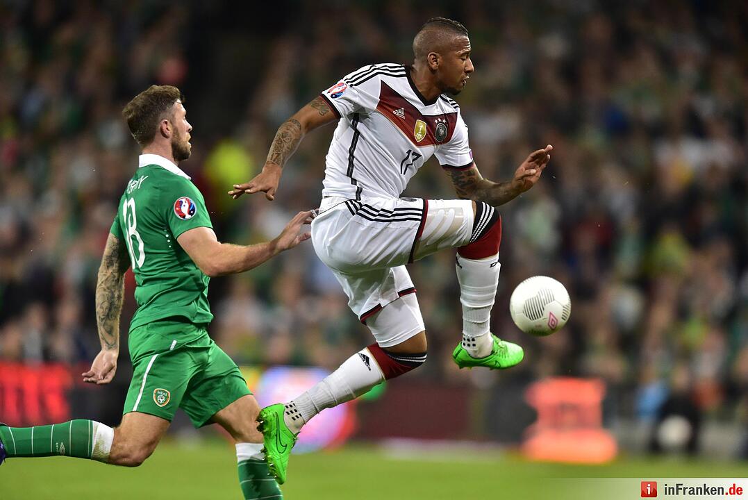 Deutschlands Jerome Boateng (r) und Irlands Daryl Murphy kämpfen und den Ball.