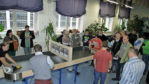 Ein kleines Match zur Einweihung: Blinde und Sehbehinderte zeigten im Juz, wie Blinden-Tischtennis funktioniert.