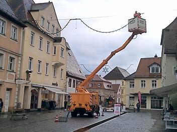 Runter mit der Weihnachtsbeleuchtung in der Forchheimer Fußgängerzone Foto: rm