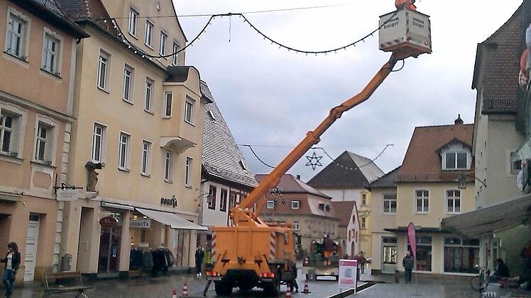 Runter mit der Weihnachtsbeleuchtung in der Forchheimer Fußgängerzone Foto: rm