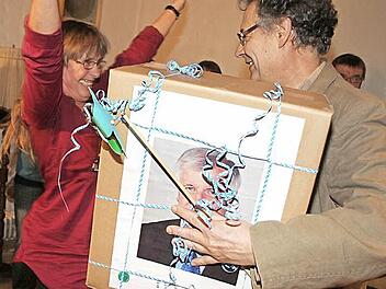 Das gesamte Team des Bund Naturschutz verabschiedete sich mit persönlichen Worten vom Kreisvorsitzenden Wolfgang Schenker. Dagmar Keis-Lechner erinnerte mit ihrem Windrädchen und dem "selbstgebastelten" Fernseher an einen Sketch. Fotos: Sonja Adam