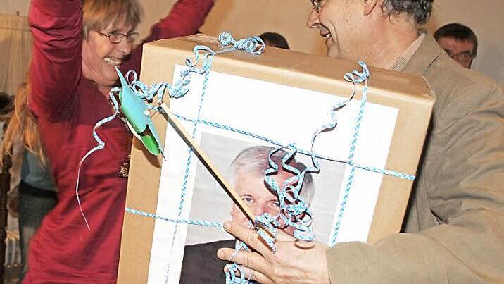 Das gesamte Team des Bund Naturschutz verabschiedete sich mit persönlichen Worten vom Kreisvorsitzenden Wolfgang Schenker. Dagmar Keis-Lechner erinnerte mit ihrem Windrädchen und dem "selbstgebastelten" Fernseher an einen Sketch. Fotos: Sonja Adam