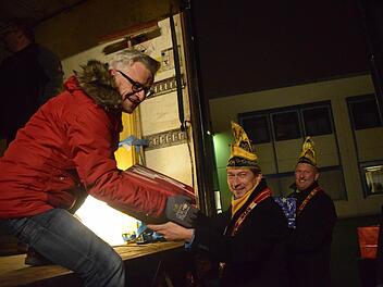 Auch Mitglieder der Coburger Narrhalla helfen beim Verladen der Pakete. Fotos: Daniela Pondelicek