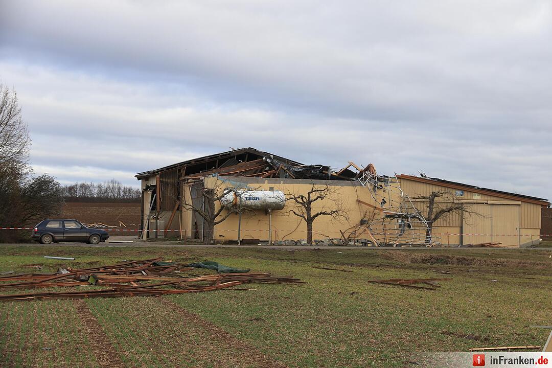 Katastrophenfall nach Tornado ausgerufen - Rund 53 Häuser in Kürnach teils schwer beschädigt