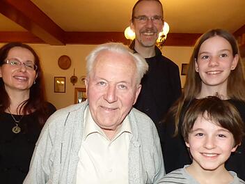 Das Geburtstagskind Adolf Nützel mit seiner  Tochter Elvira, Schwiegersohn Bernhard und seinen Enkelkindern Isa und Hagen. Foto: Thomas Weichert