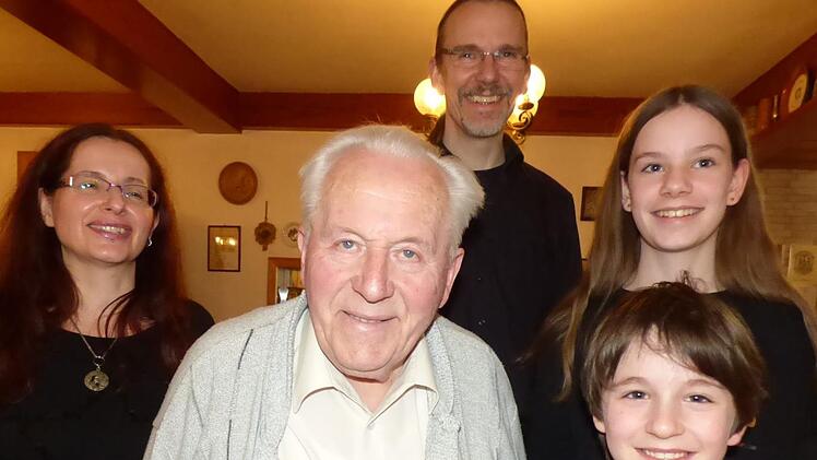 Das Geburtstagskind Adolf Nützel mit seiner  Tochter Elvira, Schwiegersohn Bernhard und seinen Enkelkindern Isa und Hagen. Foto: Thomas Weichert