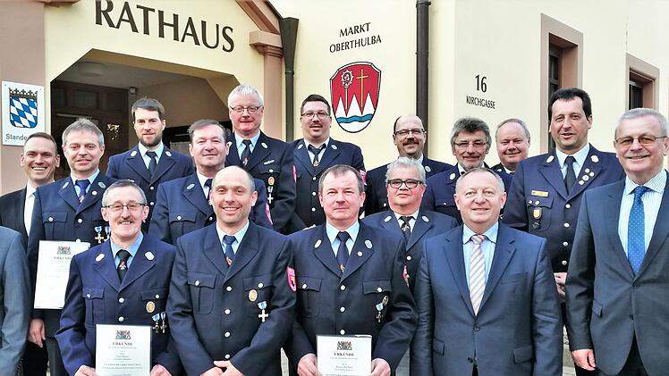 Bürgermeister Gotthard Schlereth (von rechts) und Landrat Thomas Bold mit den ausgezeichneten Feuerwehrmännern der Marktgemeinde Oberthulba.  Fotos: Sigismund von Dobschütz