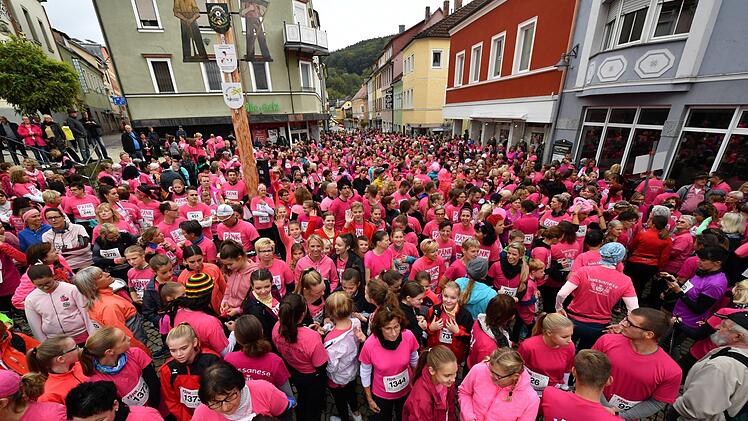 Zum neunten Mal veranstaltet die Stadt Bad Brückenau den Pinklauf zugunsten der Brustkrebsvorsorge. Foto: Archiv/Ronald Rinklef