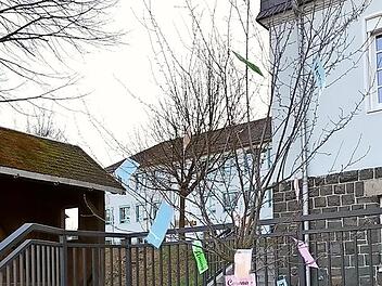 Die kleine Emilia ist ganz begeistert vom "Corona-Wünschebaum" an der Windheimer Schule. Foto: Heike Schülein