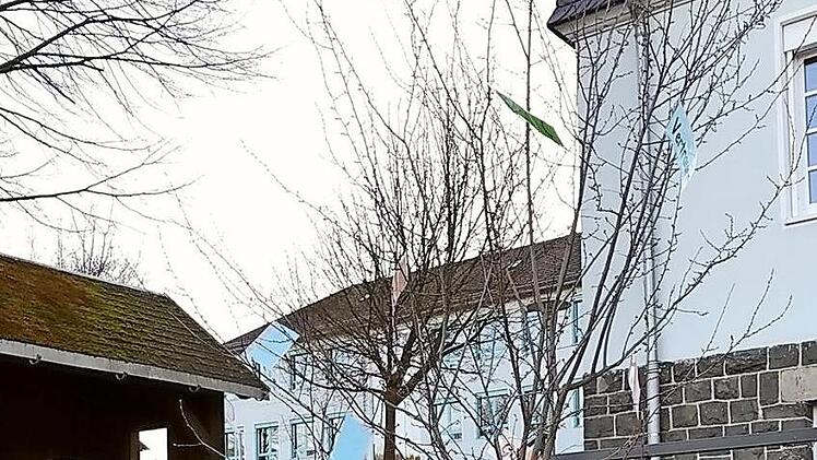 Die kleine Emilia ist ganz begeistert vom "Corona-Wünschebaum" an der Windheimer Schule. Foto: Heike Schülein