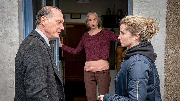 Peter Schnabel (Martin Brambach, links) und Leonie Winkler (Cornelia Gr&ouml;schel) klappern im "Tatort: Nachtschatten" Dresdener H&auml;user und Wohnungen ab, um zu &uuml;berpr&uuml;fen, ob die Geschichte der 16-j&auml;hrigen Amanda stimmt. Sie behauptet, dass sie lange Zeit von ihrem Vater in einem Keller gefangen gehalten wurde - und dass ihre Schwester noch da sei.