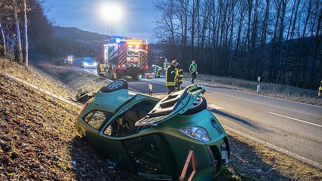 Fahrerin verliert Kontrolle: Auto kommt von der Stra&szlig;e ab und &uuml;berschl&auml;gt sich - Frau schwer verletzt