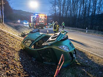 Fahrerin verliert Kontrolle: Auto kommt von der Stra&szlig;e ab und &uuml;berschl&auml;gt sich - Frau schwer verletzt