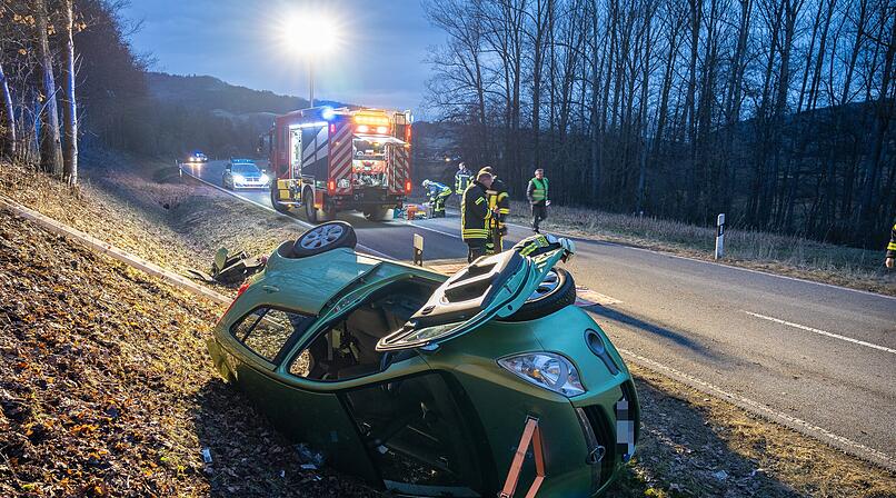 Fahrerin verliert Kontrolle: Auto kommt von der Stra&szlig;e ab und &uuml;berschl&auml;gt sich - Frau schwer verletzt